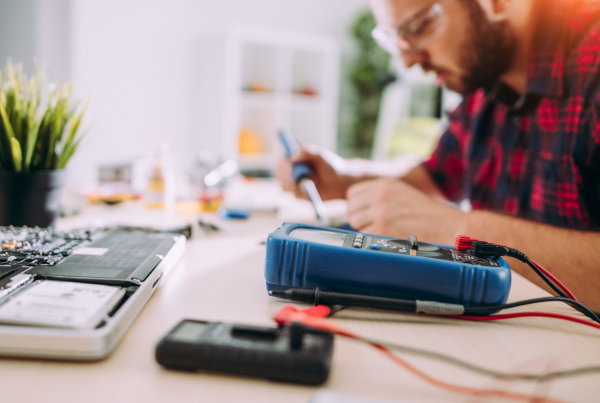 An engineer testing to see if amperage matters on power adapters?